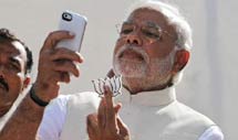 तस्वीरों में देखिए PM मोदी का सेल्फ़ी प्रेम